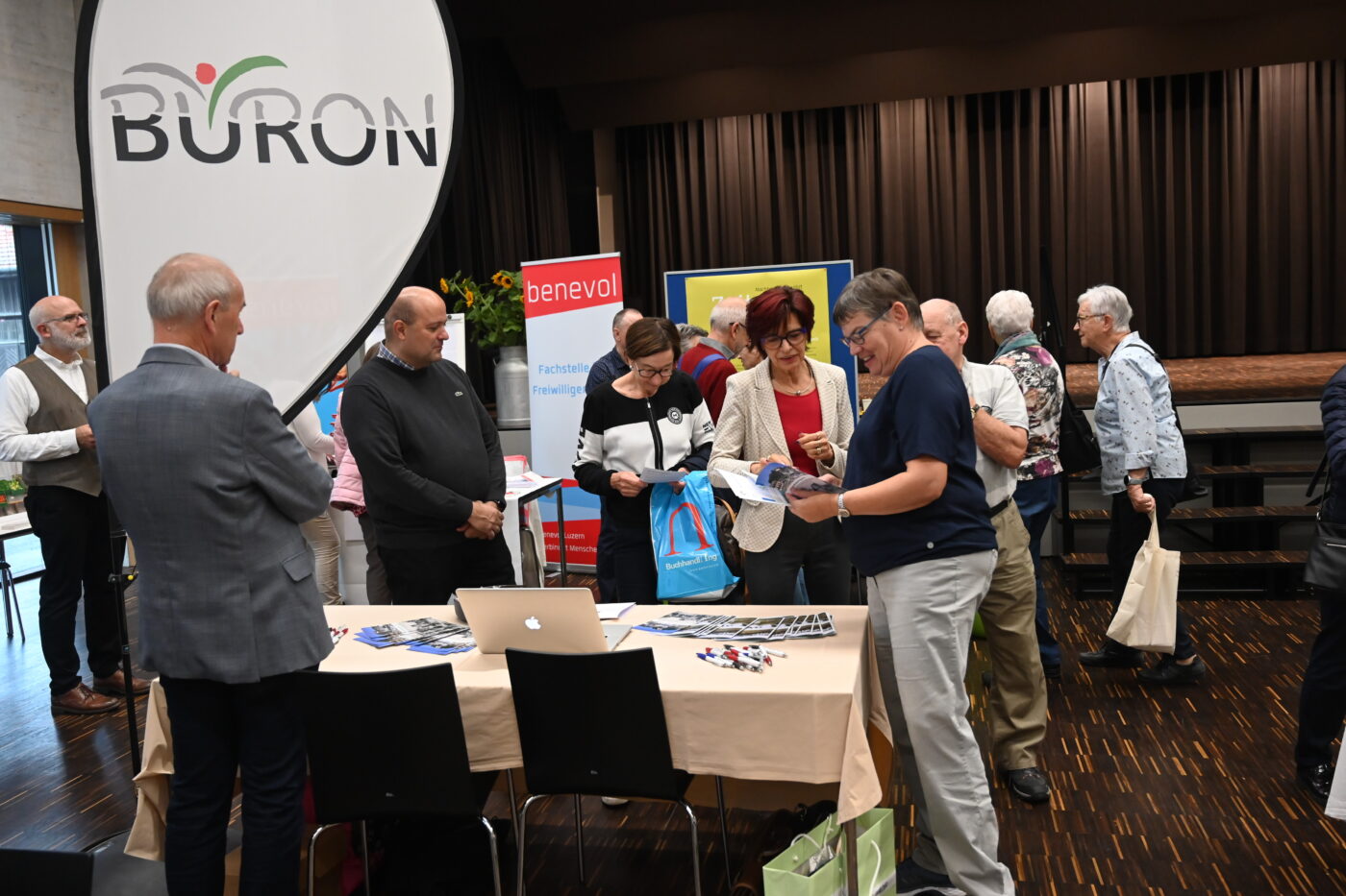 Am Tisch von Büron werden Flyer betrachtet