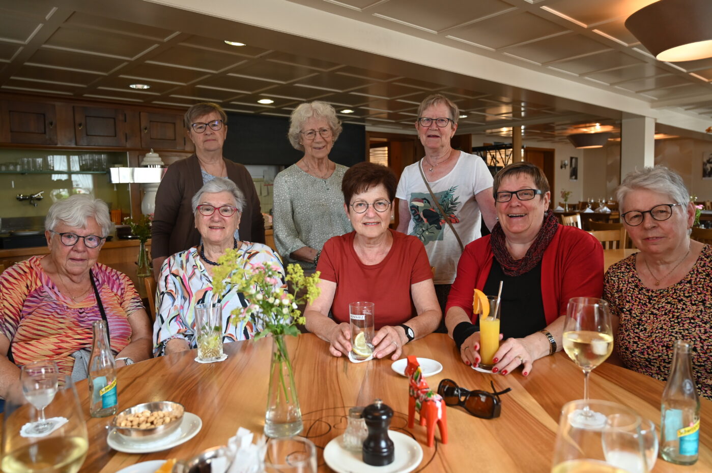 Frauen sitzen um Tisch