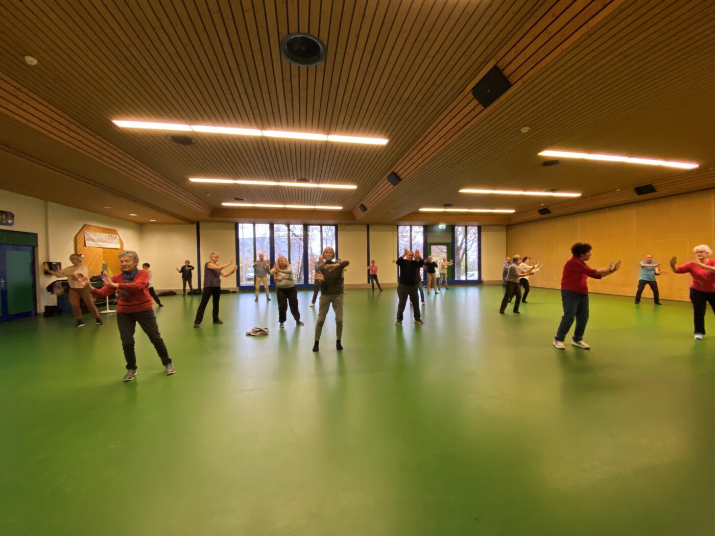 Eine Gruppe beim Tai Chi und Qi Gong, in der Stadthalle
